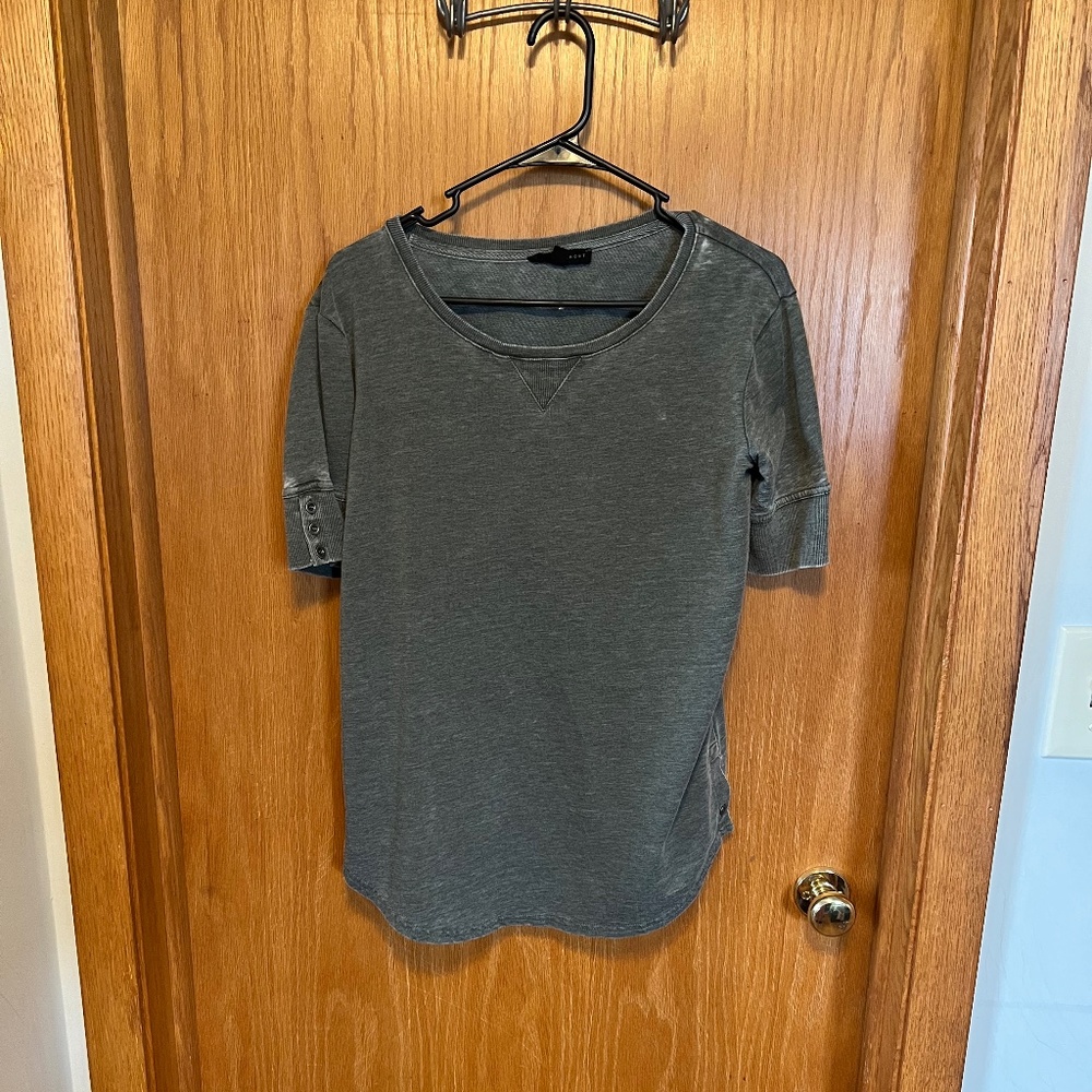 Flowy shirt with half length sleeve